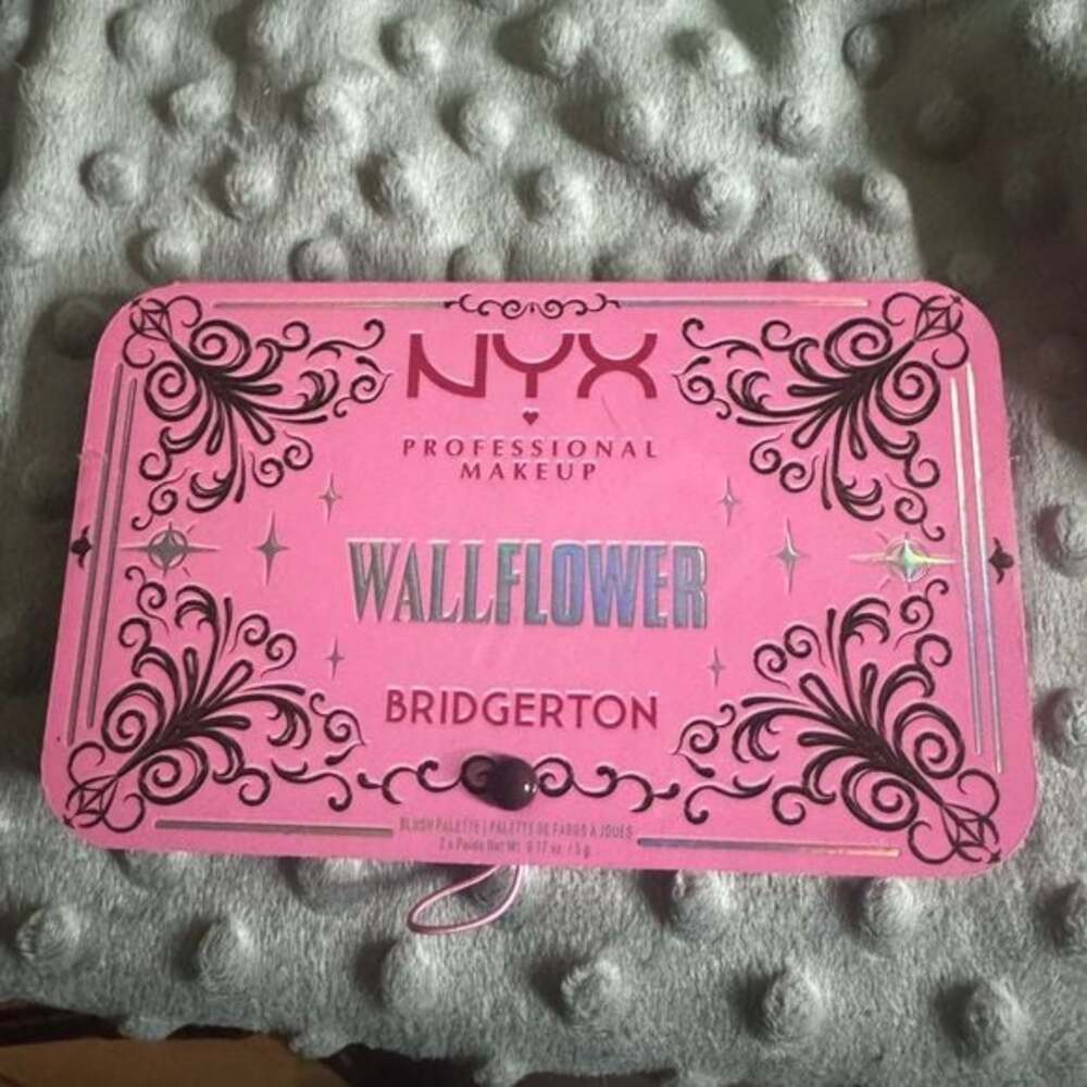 #271 NYX Wallflower Eyeshadow Palette - Pink and Silver